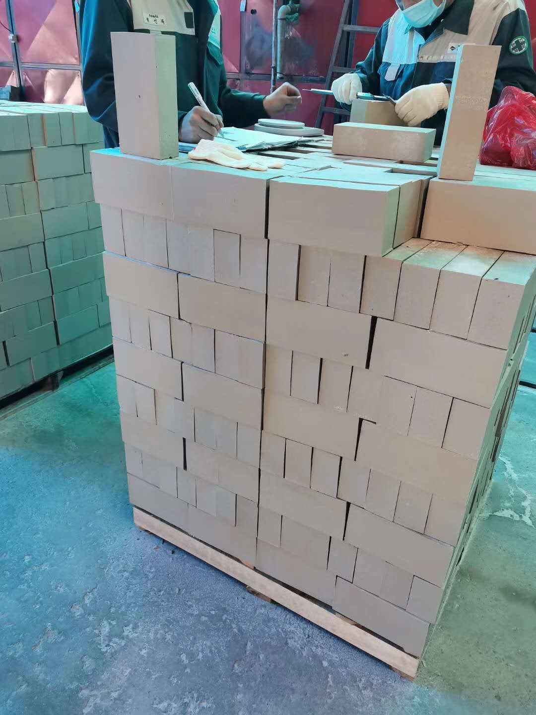 65厚耐酸磚今年處于一直是缺貨狀態，而且價格高，那么為什么會出現這種情況